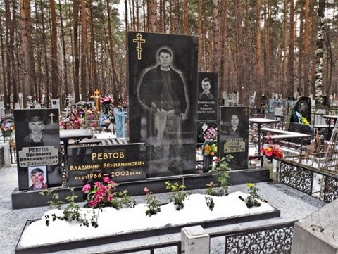 Nghĩa trang Shirokorechenskoye nằm ở rìa thành phố Yekaterinburg, vốn khét tiếng là "thủ đô của tội phạm" ở Nga. Nơi đây, mỗi tấm bia đá được khắc hình một bố già tội phạm hay một trong những tay sai thân cận của họ. Đây chính là những trùm mafia chết trong những cuộc thanh trừng giữa các đảng phái. Ảnh: Flickr